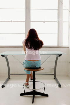 椅子 座る 後姿 の画像素材 行動 人物の写真素材ならイメージナビ