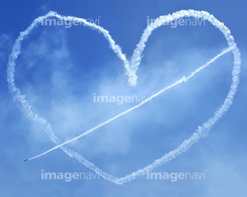 ハート 飛行機雲 の画像素材 空 自然 風景の写真素材ならイメージナビ