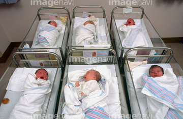 病院 ベッド 新生児室 写真 の画像素材 体のパーツ 人物の写真素材ならイメージナビ