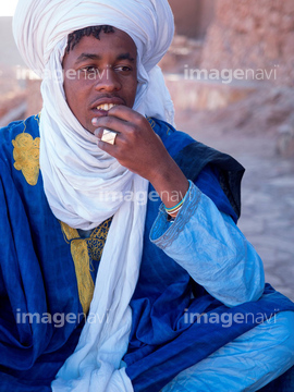 モロッコ 男性 民族衣装 楽しみ リラックス の画像素材 写真素材ならイメージナビ