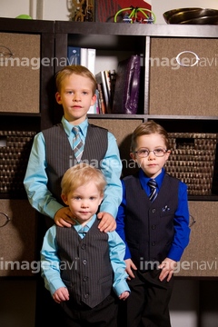Imagenavirm写真 外国人の子供 3人 ライツマネージド の画像素材 年齢 人物の写真素材ならイメージナビ