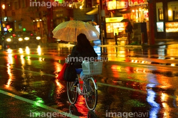 光の魅力特集 ネオンサイン 雨 の画像素材 リゾート 田園 町並 建築の写真素材ならイメージナビ