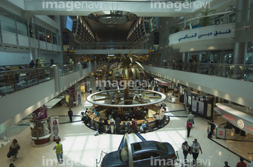 空港 人 全身 座る 俯瞰 イラスト シルエット モノクロ あおり ドバイ国際空港 の画像素材 写真素材ならイメージナビ