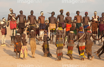 国 地域 アフリカ エチオピア 民族衣装 男性 部族 の画像素材 写真素材ならイメージナビ