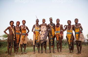 国 地域 アフリカ エチオピア 民族衣装 ハマル族 の画像素材 写真素材ならイメージナビ