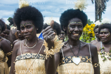 国 地域 オセアニア パプアニューギニア 民族衣装 女性 の画像素材 写真素材ならイメージナビ