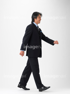 横向き 男性 全身 スーツ 歩く の画像素材 ビジネスパーソン ビジネスの写真素材ならイメージナビ