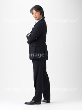 腕組み 横向き 全身 男 スーツ の画像素材 業種 職業 ビジネスの写真素材ならイメージナビ