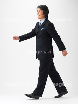 横向き 男性 全身 スーツ 歩く 喜び の画像素材 ビジネスシーン ビジネスの写真素材ならイメージナビ