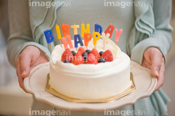 バースデーケーキ 持つ 動作 1人 手 の画像素材 誕生日 行事 祝い事の写真素材ならイメージナビ