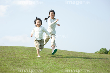春 人物 子供 年齢層 2人 走る 動作 の画像素材 季節 人物の写真素材ならイメージナビ