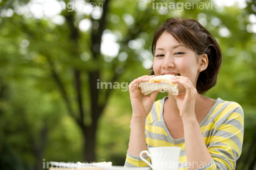 サンドウィッチ 食べる 頬張る の画像素材 都会 町並 建築の写真素材ならイメージナビ