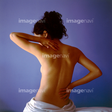 人物 体のパーツ 女性ヌード 背中 背部の筋肉 の画像素材 写真素材ならイメージナビ