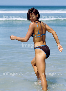 女性 ショートカット 水着 ビキニ 陽気 の画像素材 外国人 人物の写真素材ならイメージナビ