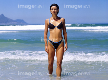 海水浴 水着 若い女性 ミドル 黒髪 の画像素材 写真素材ならイメージナビ