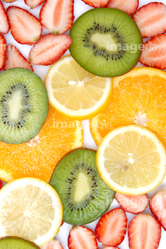 食べ物 果物 果物いろいろ キウイフルーツ 断面 の画像素材