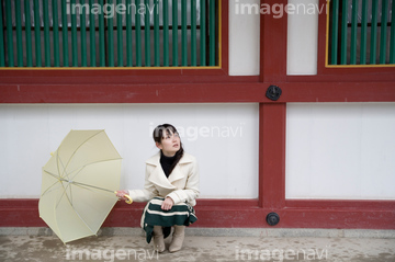 傘 しゃがむ の画像素材 日本人 人物の写真素材ならイメージナビ