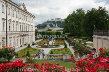 町並 建築 公園 文化財 西洋庭園 ヨーロッパ ヨーロッパの城 曇り 天気 の画像素材 写真素材ならイメージナビ