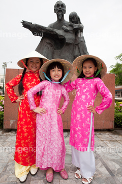 Girls dressed in traditional Vietnamese