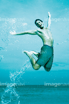 ポーズ ジャンプ 動作 男性 水着 の画像素材 家族 人間関係 人物の写真素材ならイメージナビ