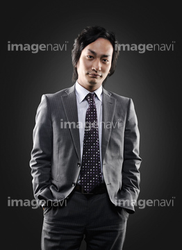 ポケットに手を入れる ポーズ 男性 日本人 の画像素材 ビジネスパーソン ビジネスの写真素材ならイメージナビ