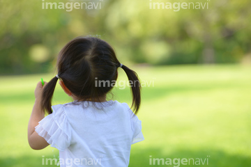 幼い 女の子 後ろ姿 春 黒髪 の画像素材 日本人 人物の写真素材ならイメージナビ