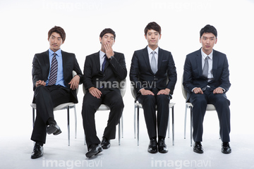 男性 座る スーツ 足を組む 4人 の画像素材 ビジネスパーソン ビジネスの写真素材ならイメージナビ