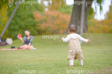 女性 後ろ 立つ 赤ちゃん 子供 の画像素材 外国人 人物の写真素材ならイメージナビ