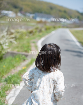 幼い 女の子 後ろ姿 昼 の画像素材 外国人 人物の写真素材ならイメージナビ