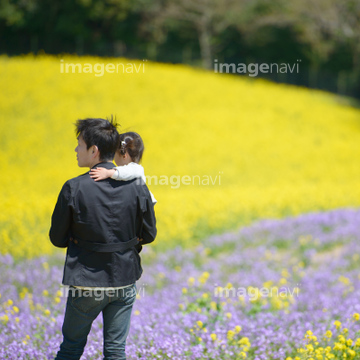 幼い 女の子 後ろ姿 昼 春 の画像素材 日本人 人物の写真素材ならイメージナビ