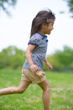 こども 横向き 走る 陽気 子供 年齢層 の画像素材 行動 人物の写真素材ならイメージナビ