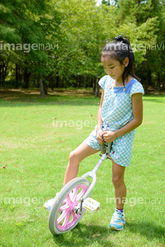 小学生 一輪車 まとめ髪 の画像素材 季節 人物の写真素材ならイメージナビ