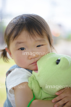 ぬいぐるみ 抱える 女の子 1人 だっこ の画像素材 日本人 人物の写真素材ならイメージナビ