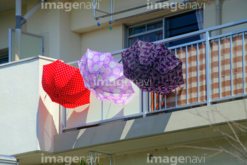 傘干す の画像素材 ファッション用品 オブジェクトの写真素材ならイメージナビ