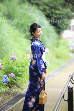 着物 女性 歩く 浴衣 横向き の画像素材 行動 人物の写真素材ならイメージナビ