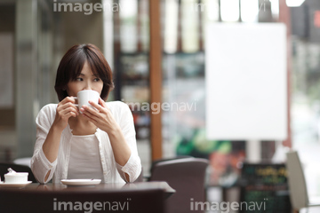 女性 カフェ 日本人 1人 50代 アーバン の画像素材 日本人 人物の写真素材ならイメージナビ