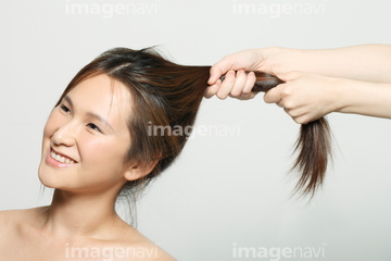 引っ張られる の画像素材 セルフケア 美容 健康の写真素材ならイメージナビ