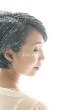 女性 横顔 日本人 40代 ライツマネージド の画像素材 体のパーツ 人物の写真素材ならイメージナビ