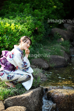 浴衣 しゃがむ の画像素材 季節 人物の写真素材ならイメージナビ