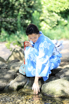 着物 しゃがむ の画像素材 季節 人物の写真素材ならイメージナビ