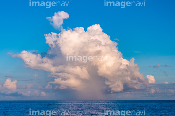 海 入道雲 雨 の画像素材 気象 天気 自然 風景の写真素材ならイメージナビ