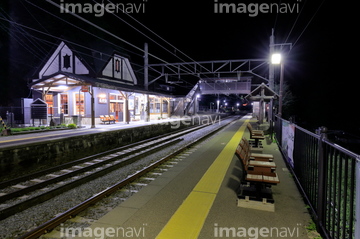 日本の駅 ホーム 夜 の画像素材 鉄道 乗り物 交通の写真素材ならイメージナビ