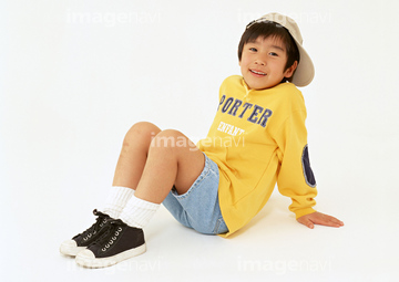 半ズボン 少年 座る 足の部分 の画像素材 子育て ライフスタイルの写真素材ならイメージナビ